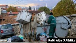 Nekada su ovaj posao radila tri čovjeka i tri konja. Danas to radi samo Nedžmedin Beriša i jedan konj.