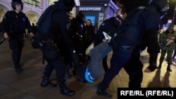 Мобилизацияға қарсылық акциясына шыққандарды полиция әкетіп жатыр. Ресей, Санкт-Петербург, 21 қыркүйек, 2022 жыл.