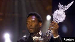 Футболната звезда Пеле с наградата "Спортист на века" в Държавната опера във Виена на 19 ноември 1999 г.