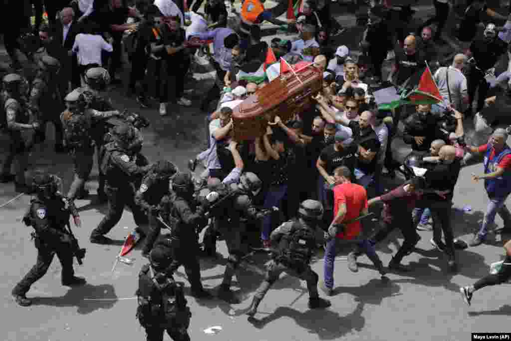 Похороны убитой журналистки &quot;Аль-Джазиры&quot; Ширин Абу Акле в восточном Иерусалиме. Столкновения скорбящей толпы с полицией. 13 мая 2022 года. Журналистка была застрелена во время израильского военного рейда в городе Дженин на Западном берегу. (AP Photo/Майя Левин)