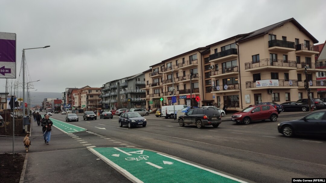 Florești, jud Cluj - populația a crescut de la 23.000 de locuitori în 2011, la - cifră neoficială - 70.000 în 2024. Nu are spital sau centru de permanență. Urgențele medicale merg la Cluj-Napoca.
