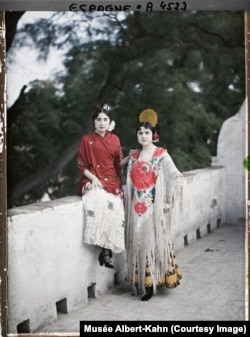 Two dancers in Seville, Spain, in 1914.