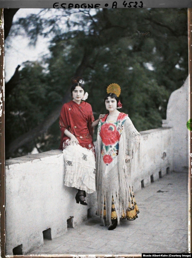 Dy valltare në Sevilje, Spanjë, më 1914.
