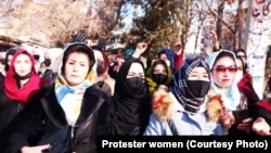 Афганистански жени протестират в Кабул на 22 декември 2022 г. срещу забраната на талибаните да следват в университети.