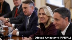Anëtarët e Presidencës trepalëshe të Bosnje-Hercegovinës, Denis Beqiroviq, Zhelka Cvijanoviq dhe Zhelko Komshiq.