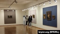 Посетители рассматривают картины экспозиции художественного музея