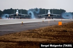 Посадка перших російських винищувачів Су-30М2 на модернізовану злітно-посадкову смугу аеродрому «Бельбек». Севастополь, грудень 2018 року