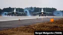 Посадка российских истребителей Су-30М2 на взлетно-посадочную полосу аэродрома Бельбек в Севастополе, 2018 год