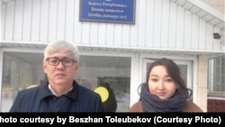Гражданские активисты Асхат Жексебаев и Диана Баймагамбетова после выхода из суда в Бишкеке. 16 января 2023 года
