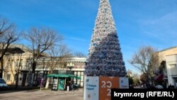Новогодняя елка от банка РНКБ в Симферополе, 14 декабря 2022 года. Иллюстрационное фото