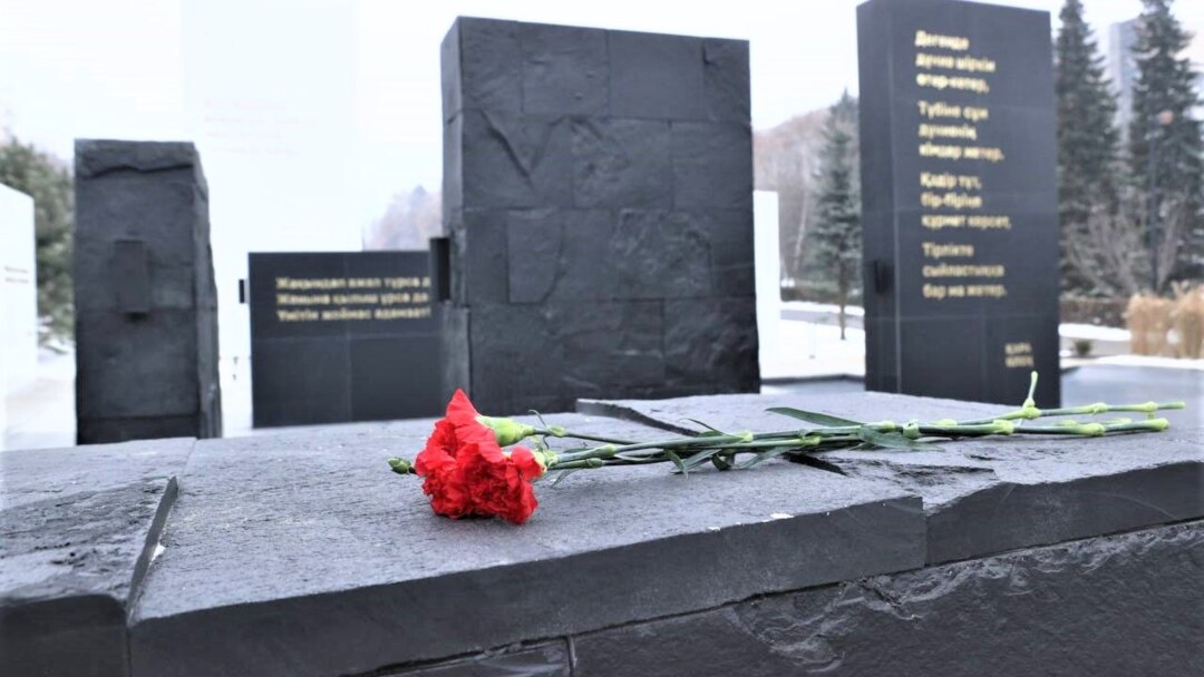 Кеудесі салбырап тұрған порно видео