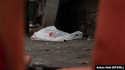 Qese e plastikës e hedhur në një rrugë në Prishtinë. Sipas të dhënave të autoriteteve në Kosovë, gjatë një viti, mesatarja e mbeturinave për kokë banori është 273 kilogramë apo 0.75 kilogram në ditë.