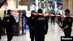 Policia franceze mbyll për publikun stacionin e trenit ku ndodhi sulmi me thikë. Paris, 11 janar 2023.