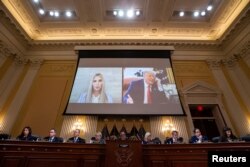 Ivanka Trump, bivša viša savjetnica Donalda Trumpa i bivši američki predsjednik prikazani su na ekranu tokom saslušanja Odbora za istragu napada na američki Kapitol 6. januara, u Vašingtonu 19. decembra 2022.