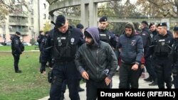Policia shoqëron refugjatët dhe migrantët nga parku pranë Fakultetit Ekonomik në Beograd, 25 nëntor 2022.