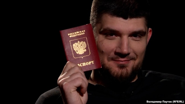 Денис, командир "Русского добровольческого корпуса" ВСУ, показывает свой паспорт