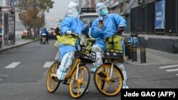 Zdravstveni radnici sa testovima na korona virus na ulicama glavnog grada Kine, Pekinga, novembar 2022. 
