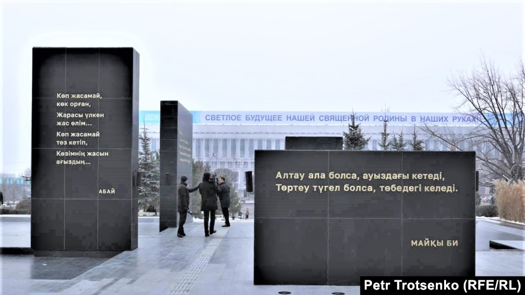 Төрт аяқта тұрған ретро орыс кеңес қыздары өз өнерлерін көрсетті