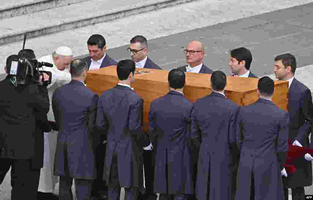 Papa Françesku duke shprehur respekt teksa prek arkivolin e Papa Emeritus Benediktit XVI gjatë meshës funerale më 5 janar 2023.