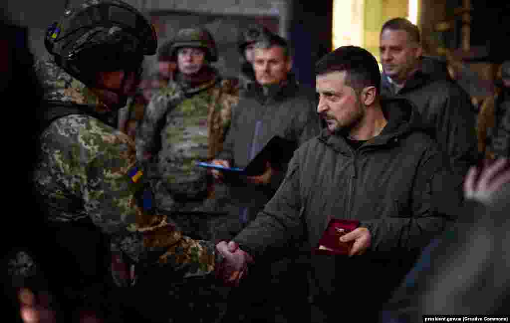 20 грудня президент України відвідав Бахмут, щоб нагородити відзнаками військових, які обороняють його.