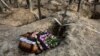Un sicriu gol după exhumarea cadavrelor din gropile comune săpate în timpul ocupației rusești în orașul Izium, în estul Ucrainei, pe 2 ianuarie 2023