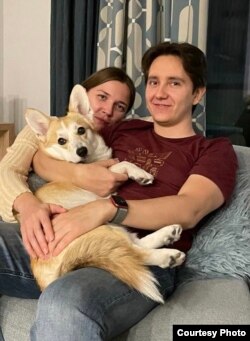 Артем Валеев с женой и собакой