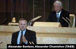 Выступление Анатолия Собчака, на заднем плане Борис Ельцин. 1993 год