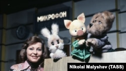 Ангелина Вовк с куклами Степашкой, Хрюшей и Филей, 1979 год
