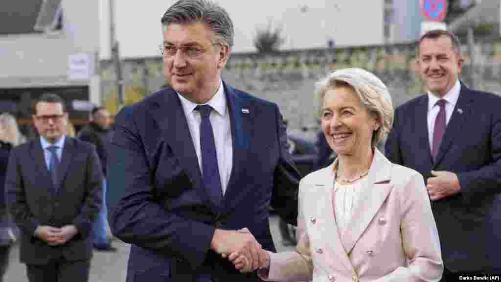 &bdquo;Ha vannak történelmi pillanatok, különleges pillanatok (&hellip;) akkor ez egy ilyen nap&rdquo; &ndash; mondta Andrej Plenković horvát miniszterelnök a határon tartott ünnepségen vasárnap.&nbsp;Csatlakozott hozzá Ursula von der Leyen, az Európai Bizottság elnöke is, aki &bdquo;ünneplésre méltó napként&rdquo; üdvözölte a napot. &bdquo;Horvátország ma csatlakozik a schengeni térséghez és az euróövezethez, ami két hatalmas eredmény az Európai Unió legfiatalabb tagállama számára, és mindkettő ugyanazon a napon valósul meg. Ez a nap tehát valóban a történelemkönyvekbe kerül.&rdquo; Plenković és Von der Leyen később bejárta a fővárost, Zágrábot, ahol egy kávézóban kávét vettek euróért