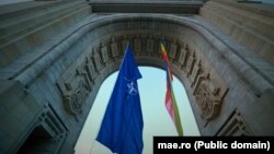 Întâlnirea de la București a miniștrilor de Externe din țările NATO (29 - 30 noiembrie 2022) înseamnă o nouă etapă în demersurile Alianței de a aplica noul concept strategic, adoptat în vară. Foto: Arcul de Triumf din București înaintea reuniunii NATO / mae.ro