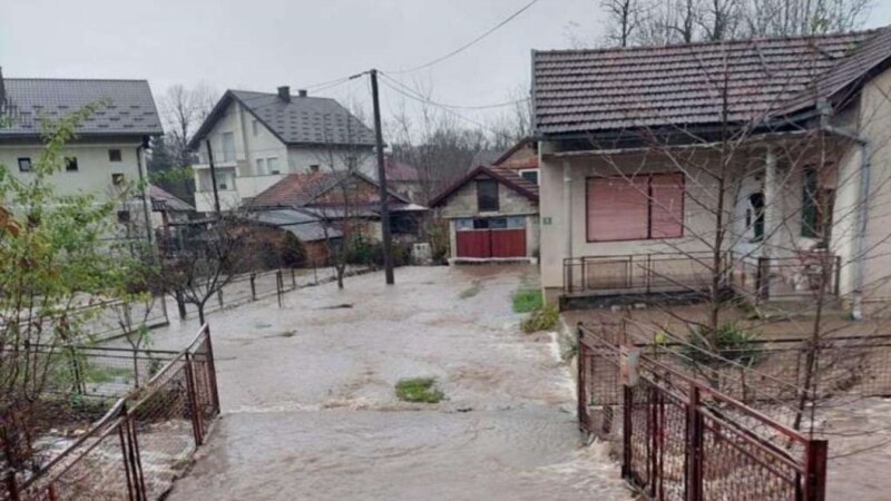 Поплави во босанскиот град Бихаќ по два дена поројни дождови 