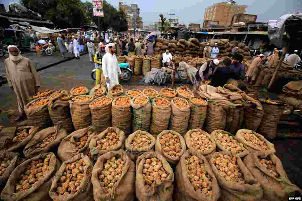 Пакістанскія прадаўцы прадаюць трысьняговы цукар на рынку ў Пешавары.
