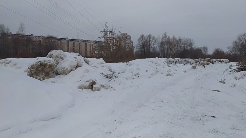 Грязный снег в Казани вновь свозят в зелёную зону. Теперь — рядом с ООПТ
