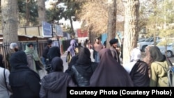 Дел од учесниците на денешните протести во Авганистан.

