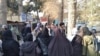 تعدادی از دختران محصل پوهنتون هرات که در مخالفت با تصمیم طالبان مظاهره کردند اما با خشونت طالبان رو برو شدند.
