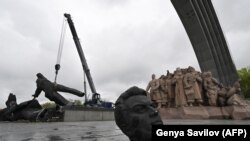 Cнос монумента Дружбы народов России и Украины в Киеве