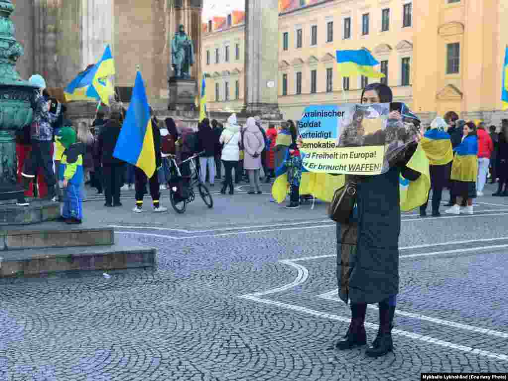 Напис на плакаті: &laquo;Український воїн боронить демократію і свободу в Європі. Йому потрібна зброя!&raquo;