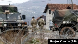 Pripadnici misije NATO-a na Kosovu, KFOR, patroliraju u blizini Jarinja, decembar, 2022.