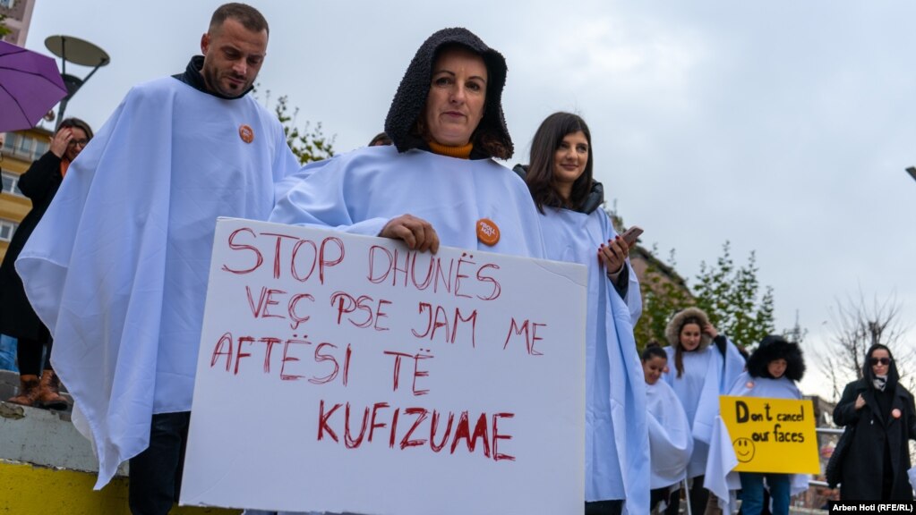 &ldquo;Ne, për fat të keq, jemi të padukshme për institucionet dhe shoqërinë, por jemi të dukshme për dhunë fizike, dhunë seksuale dhe të gjitha llojet e tjera&rdquo;, tha Rrahmani.&nbsp;