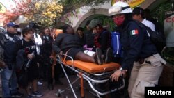 Bolničari pomažu ženi nakon sudara dva voza podzemne željeznice, na stanici  u glavnom gradu Ciudad de Mexico, Meksiko, 7. januara 2023.