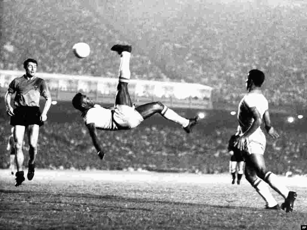 Na ovoj fotografiji iz 1. septembra 1968. Pele izvodi&nbsp;akrobatski udarac takozvani bicikl (makazice, škarice) na prijateljskoj utakmice protiv Belgije u Rio de Janeiru, Brazil.