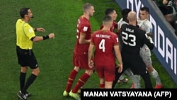 Përplasja midis lojtarëve serbë dhe kapitenit të Zvicrës, Granit Xhaka. Katar, 2 dhjetor 2022.
