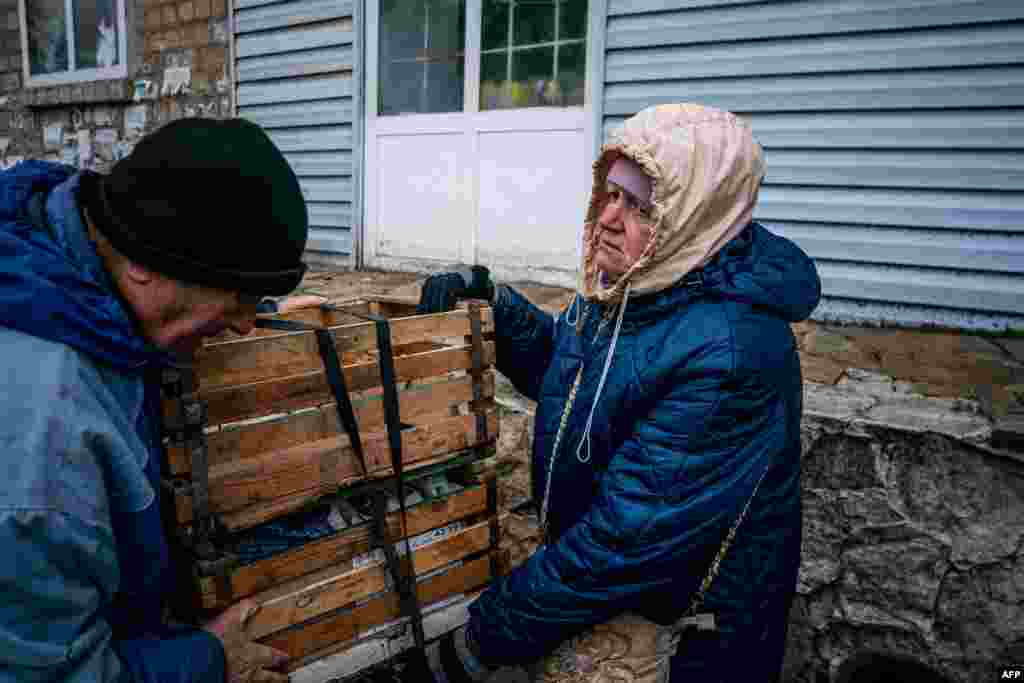 A 64 éves Olenának és férjének nagy segítségére van&nbsp;kerékpárjuk, melyre&nbsp;dobozokat rögzítve szállíthatják holmijukat.