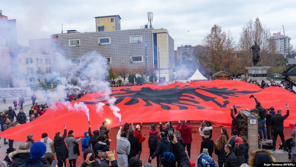 Një tjetër pamje e flamurit kombëtar me përmasa të mëdha që u shpalos në Prishtinë në kuadër të aktiviteteve të organizuara për 110-vjetorin e Pavarësisë së Shqipërisë.