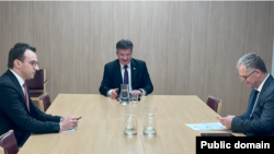 Pregovarači Srbije i Kosova Petar Petković (L) i Besnik Bislimi (D) sa evropskim posrednikom u dijalogu Miroslavom Lajčakom u Briselu, 2022.