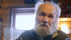 'Fight Poverty, Not America': Russian Octogenarian Puts Up Anti-War Posters