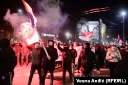 Zastave Srbije i baklje na protestu "podrške Srbima" na Kosovu. Beograd, 12.decembra 2022.