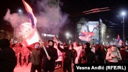 Protest desnih aktivista u centru Beograda 12. decembra 2022., u znak podrške kosovskim Srbima u trenutku dok su neki od njih organizovali blokade putne infrastrukutrue na severu Kosova. 