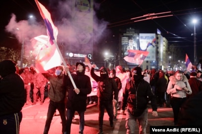 Pamje nga protesta e organizatave të krahut të djathtë në Beograd.