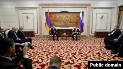 Встреча аремьер-министра Армении Никола Пашиняна (слева) и президента России Владимира Путина, Бишкек, 9 декабря 2022 г.